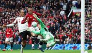 Keunggulan MU bertambah hanya semenit sebelum laga memasuki menit ke-15 lewat Benjamin Sesko. Ia memanfaatkan bola rebound hasil penyelamatan Freddie Woodman ketika menghalau bola kiriman Bruno Fernandes. (AP Photo/Dave Thompson)