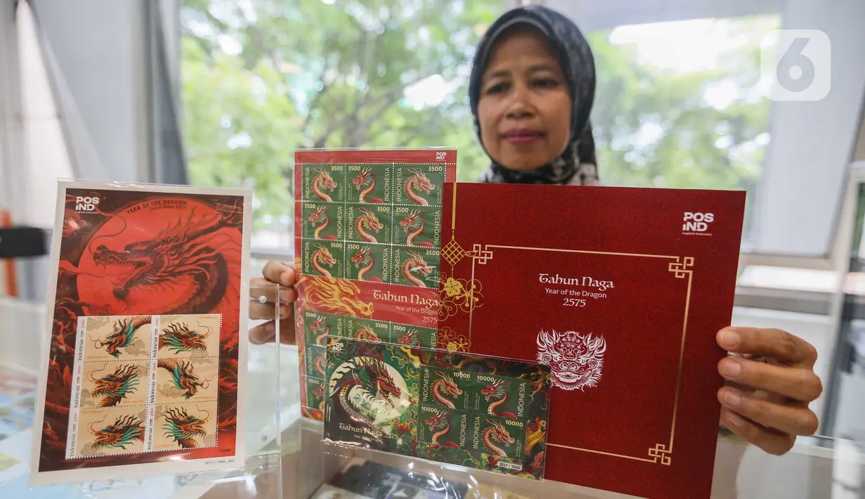Salah satu karyawan PT Pos Indonesia menunjukkan prangko seri Imlek 2024 Tahun Naga Kayu 2575 di Kantor Pos Indonesia, Jakarta, Rabu (7/2/2024). (Liputan6.com/Angga Yuniar)