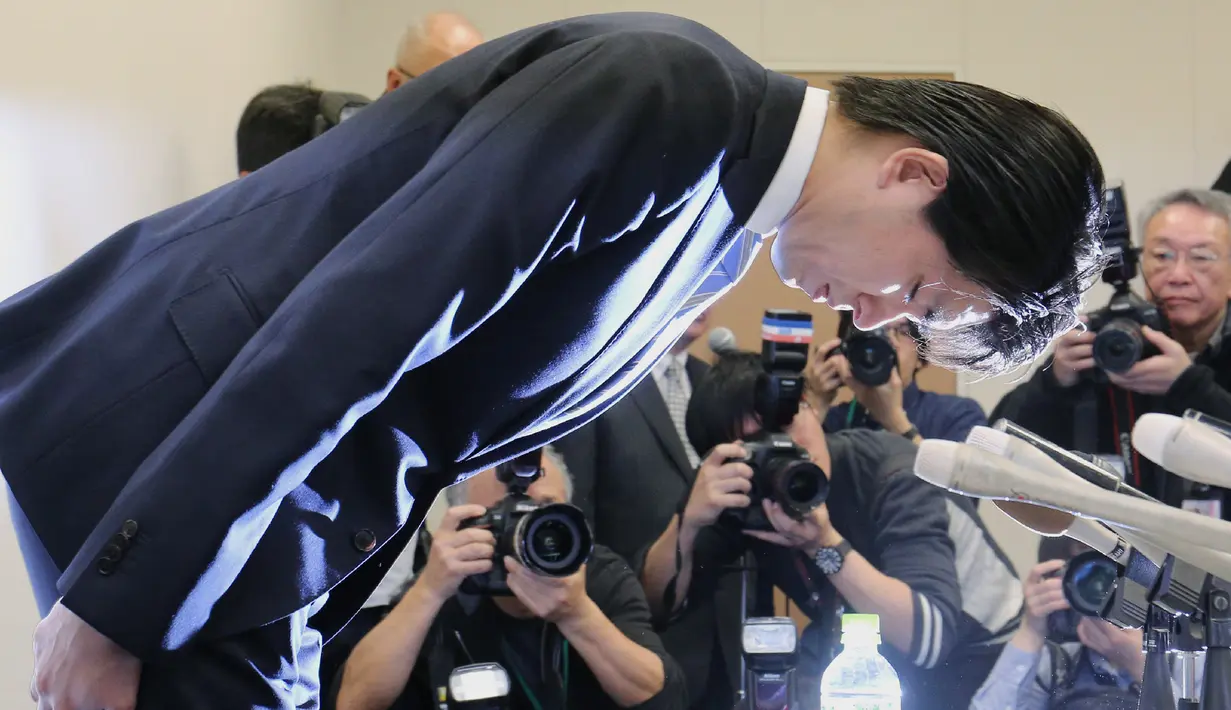 Anggota Parlemen Jepang Kensuke Miyazaki saat melakukan konferensi pers di Tokyo, Jepang, (12/2). Anggota parlemen Jepang ini mengundurkan diri setelah ketahuan selingkuh dengan model bikini saat istrinya sedang hamil. (AFP / Jiji Press)