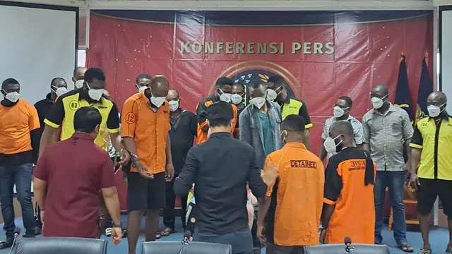 Petugas Kantor Imigrasi Kelas I Khusus TPI Bandara Soekarno-Hatta mengamankan 20 WNA Asal Benua Afrika yang diduga kerap dikeluhkan warga karena kerap buat kegaduhan.