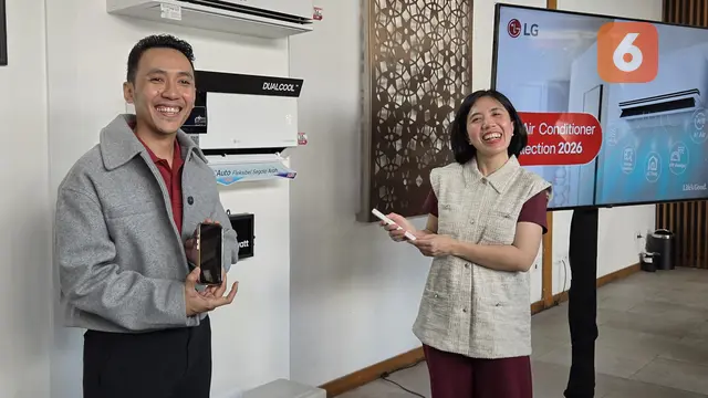 Corporate Marketing Head of LG Electronics Indonesia, Dhita Ayuningtyas, bersama Product Manager Eco Solutions LG Electronics Indonesia, Satrio Purnomo, saat peluncuran AC berteknologi AI di Jakarta. Liputan6.com/Iskandar