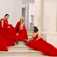 Dalam kampanye yang membawa pesan femininity dan empowerment, Dior menggandeng empat house ambassador-nya.