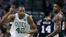 Pebasket Boston Celtics, Al Horford, melakukan selebrasi saat melawan San Antonio Spurs pada laga NBA di TD Garden, Boston, Senin (30/10/2017). Celtics menang 108-94 atas Spurs. (AP/Michael Dwyer)