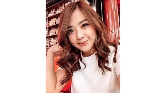 Identik dengan rambut panjang, Franda kini tampil memesona dengan rambut pendek.