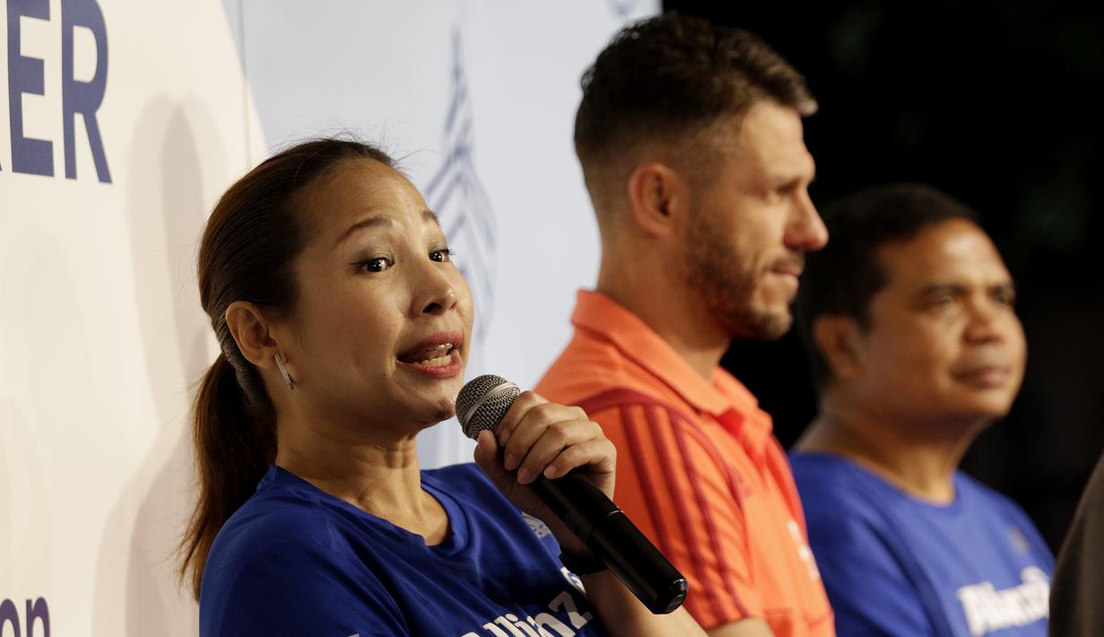 Chief Marketing Allianz Indonesia, Karin Zulkarnaen, memberikan penjelasan saat jumpa pers di Jakarta, Senin (24/6/2019). Delapan anak Indonesia terpilih untuk mengikuti Allianz Explorer Camp 2019 di Jerman dan Singapura. (Bola.com/M Iqbal Ichsan)