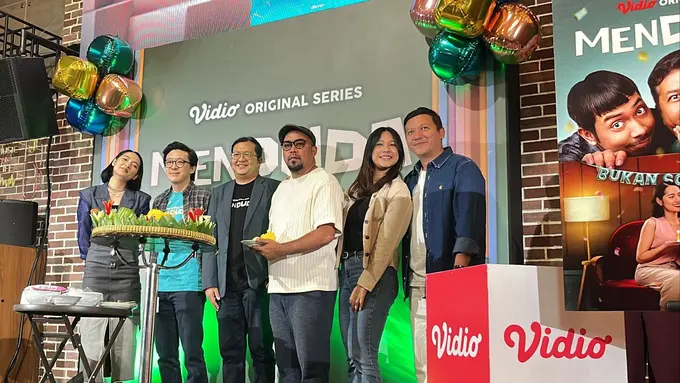 Vidio resmi merilis press release untuk original series terbarunya, 'Menduda', di Home by Moonshine, Sampoerna Strategic Square, Jakarta (Fimela.com/Doc/Rianti Fitri Wulandari)