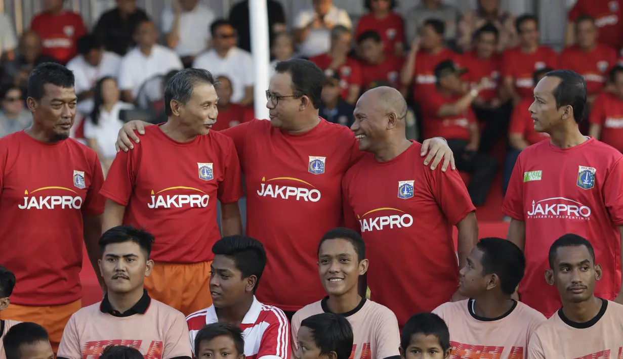 Gubernur DKI Jakarta, Anis Baswedan, saat peresmian pembangunan stadion baru Jakarta International Stadium di Jakarta, Kamis (14/3). Stadion berkapasitas 82.000 kursi tersebut ditargetkan selesai pada tahun 2021. (Bola.com/M. Iqbal Ichsan)