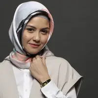 Pulang menjalankan ibadah umrah beberapa waktu lalu, Revalina S Temat tampil berbeda dari biasanya. Ia tampil lebih islami lengkap dengan hijabnya. Ia mengaku mantap dengan keputusannya itu. (Bambang E. Ros/Bintang.com)