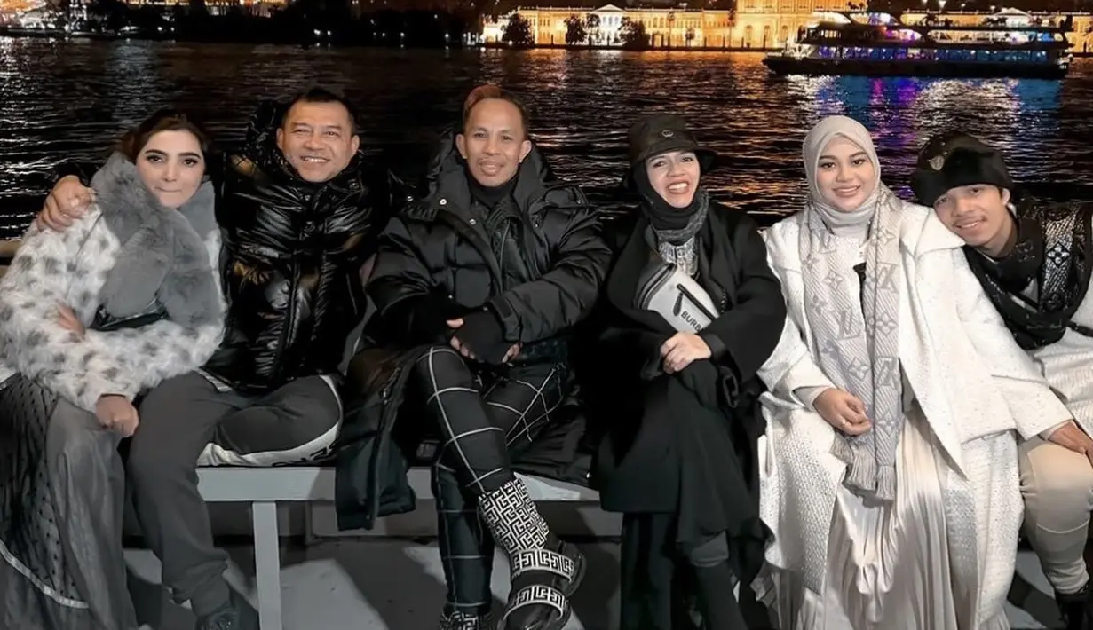 Aurel mengenakan coat putih yang dipadukan syal Louis Vuiton. Ia menghabiskan waktu tahun baru bersama suami, keluarga besar dan mertuanya di Turki. @aurelie.hermansyah