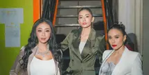 Wulan Guritno, Asri Welas, dan Masayu Anastasia tampil kompak mengenakan setelan jas dengan berbagai warna berbeda. [@wulanguritno]