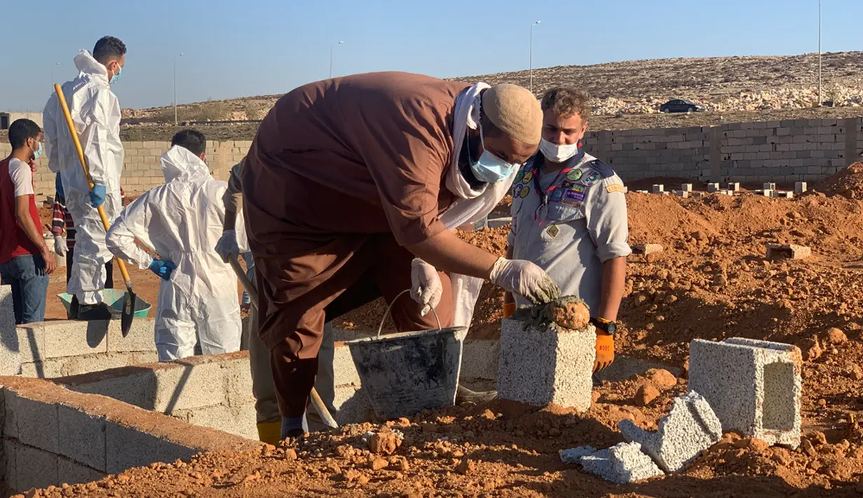 Upaya bantuan dan penyelamatan internasional ditingkatkan dengan tim penyelamat dari negara-negara termasuk Mesir, Tunisia, Italia, Spanyol, dan Turki. (AP Photo/Yousef Murad)