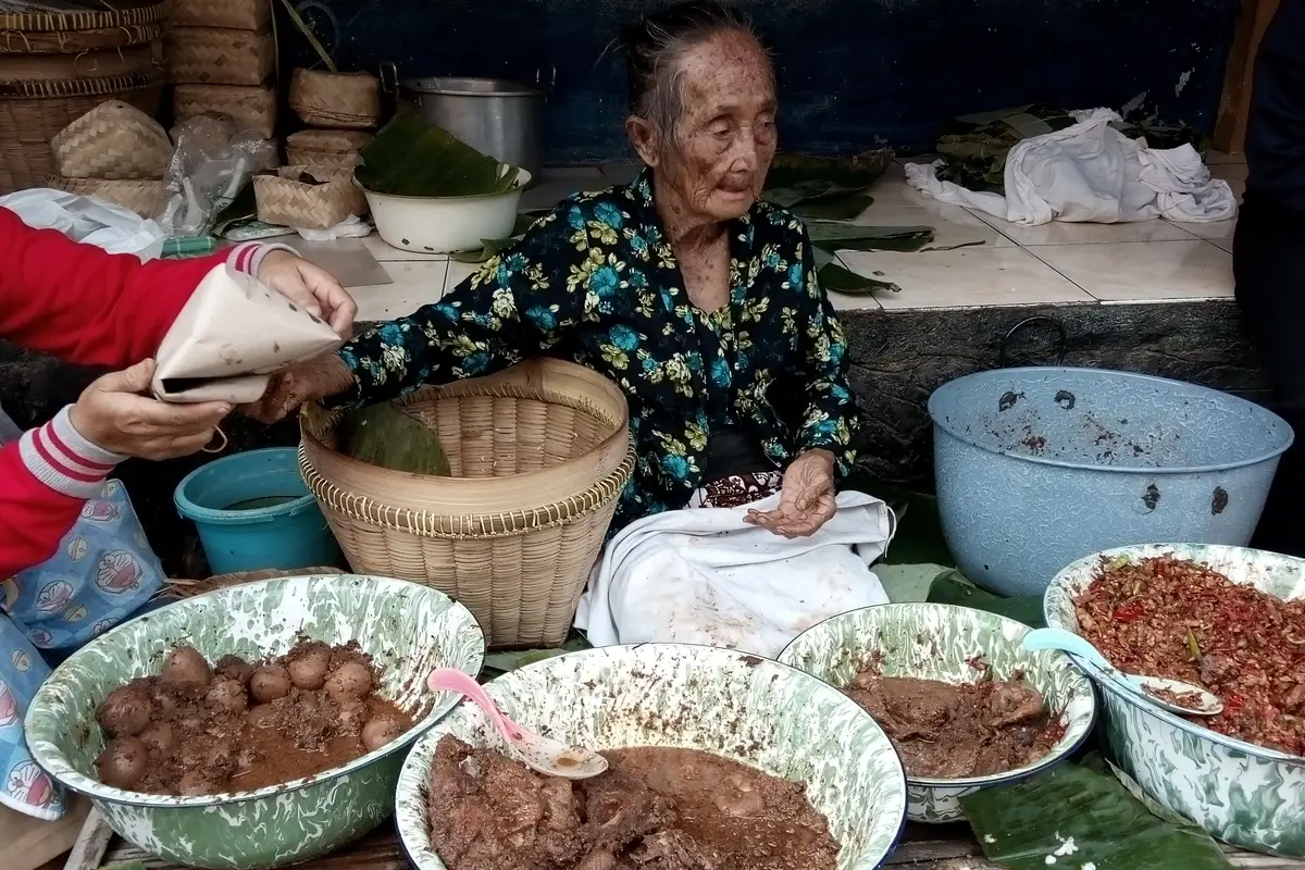 Gudeg Legendaris Mbah Lindu jadi Buah Bibir Medsos-02