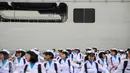 Anggota Korps Wanita Angkatan Laut (Kowal) menari Gemmu Famire seusai mengikuti upacara peringatan HUT ke-53 Kowal di Markas Kolinlamil, Jakarta, Selasa (5/1). (Liputan6.com/Faizal Fanani)