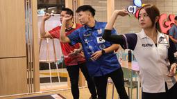 Dartslive Support Player asal Singapura Hedy Wong (kanan) dan Phuay Wei (tengah) bermain dengan pemain darts Indonesia Tirta Suparjo dalam acara peluncuran Darts Station di lantai F7 FX Sudirman, Senayan, Jakarta pada Sabtu (15/11/2025). (Bola.com/Abdul Aziz)