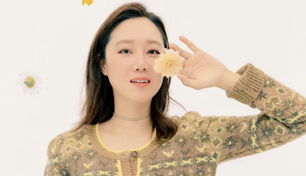 Diposisi ke dua, ada Gong Hyo Jin yang sudah berkarir sejak tahun 1999, diusianya yang ke-19 tahun. Telah mendapatkan 43 penghargaan dari drama seperti It’s Okay, That’s Love (2014), The Producers (2015), and When the Camellia Blooms (2019). @rovvxhyo