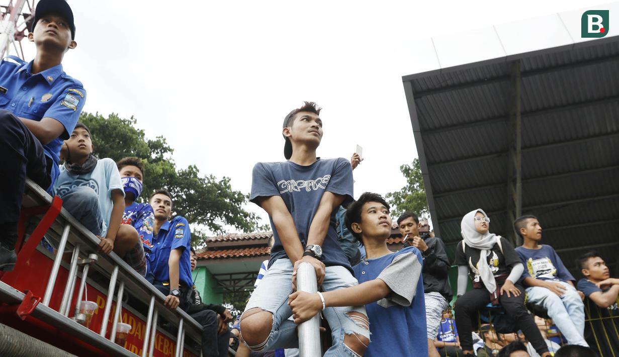 Suporter naik ke pagar saat menyaksikan pertandingan antara Perserang Serang melawan Persib Bandung pada laga uji coba di Stadion Maulana Yusuf, Serang, Kamis (1/3/2018). Persib menang 6-0 atas Perserang. (Bola.com/M Iqbal Ichsan)