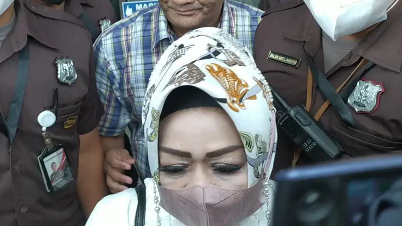 Kepala Dinas Kesehatan Lampung Reihana rampung menjalani pemeriksaan harta oleh tim LHKPN KPK, Senin (8/5/2023).