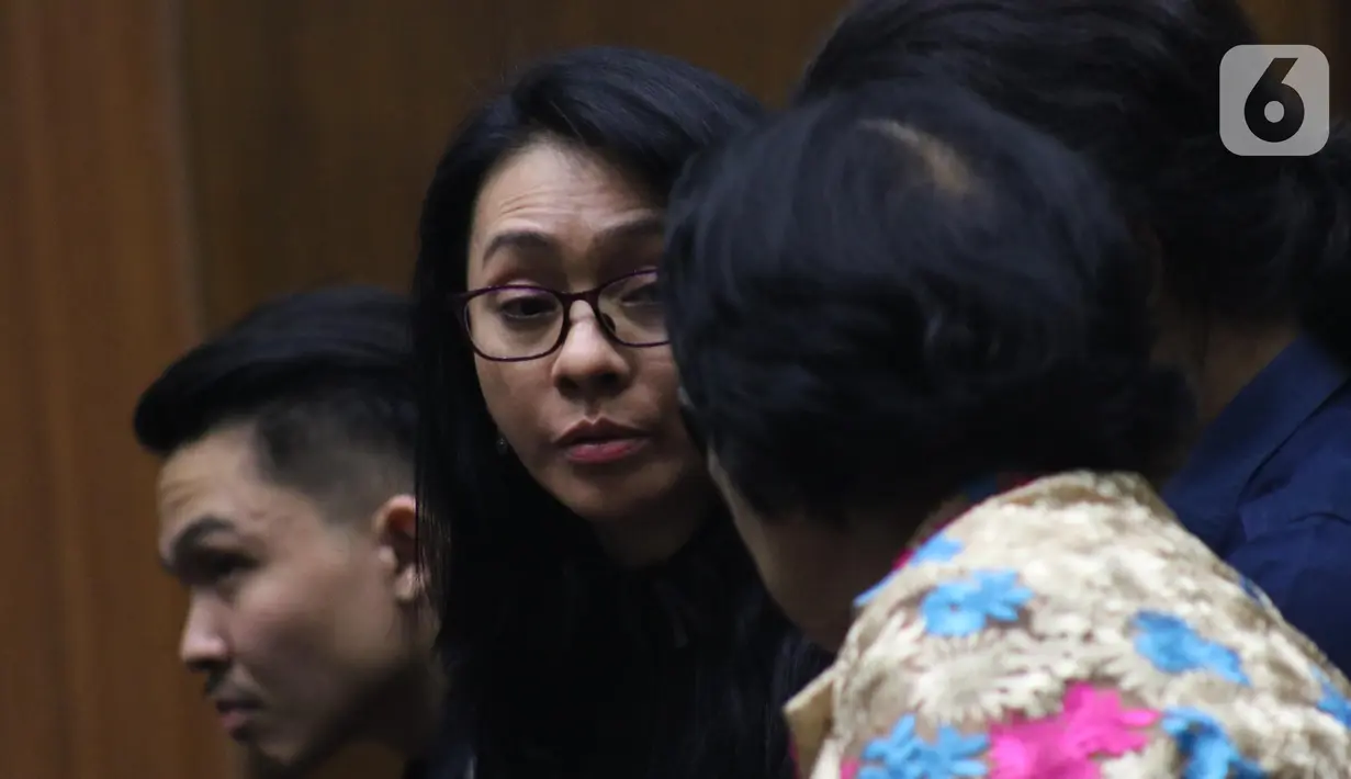 Terdakwa suap revitalisasi Pasar Lirung dan Pasar Beo Kabupaten Kep Talaud TA 2019, Sri Wahyumi Maria Manalip jelang sidang putusan di Pengadilan Tipikor, Jakarta, Senin (9/12/2019). Sebelumnya, Sri Wahyumi dituntut hukuman tujuh tahun penjara, denda Rp 500 juta. (Liputan6.com/Helmi Fithriansyah)