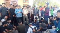 Pj Gubernur Sulbar, Akmal Malik menerima massa aksi HMI Cabang se-Sulawesi Barat di rumah jabatan gubernur (Foto: Liputan6.com/Abdul Rajab Umar)