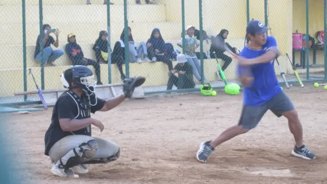 pelatih asal Filipina, melatih tim softball Sultra menuju PON Papua.(Liputan6.com/Ahmad Akbar Fua)