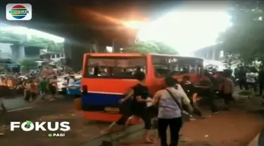 Warga Jakarta sebenarnya telah lama memendam kemarahan terhadap perilaku ugal-ugalan pengemudi bus metro mini selama ini
