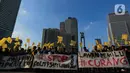 Dalam aksi unjuk rasa tersebut, para mahasiswa membentangkan spanduk bertuliskan Lawan Tirani dan Lawan Pemilu Curang. (Liputan6.com/Angga Yuniar)
