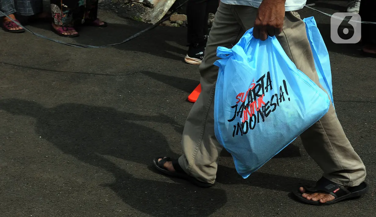 Penjualan sembako murah dilakukan untuk menjaga selisih harga bahan pangan pokok yang dijual melalui program sembako murah dengan harga yang dijual di pasaran. (merdeka.com/Imam Buhori)
