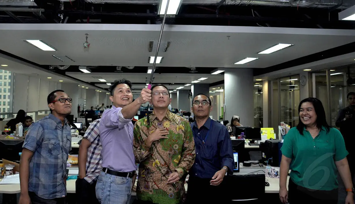 Menteri Agama Lukman Hakim Saifuddin selfie bareng tim redaksi Liputan6.com, Jakarta, Senin (8/9/14). (Liputan6.com/Miftahul Hayat)