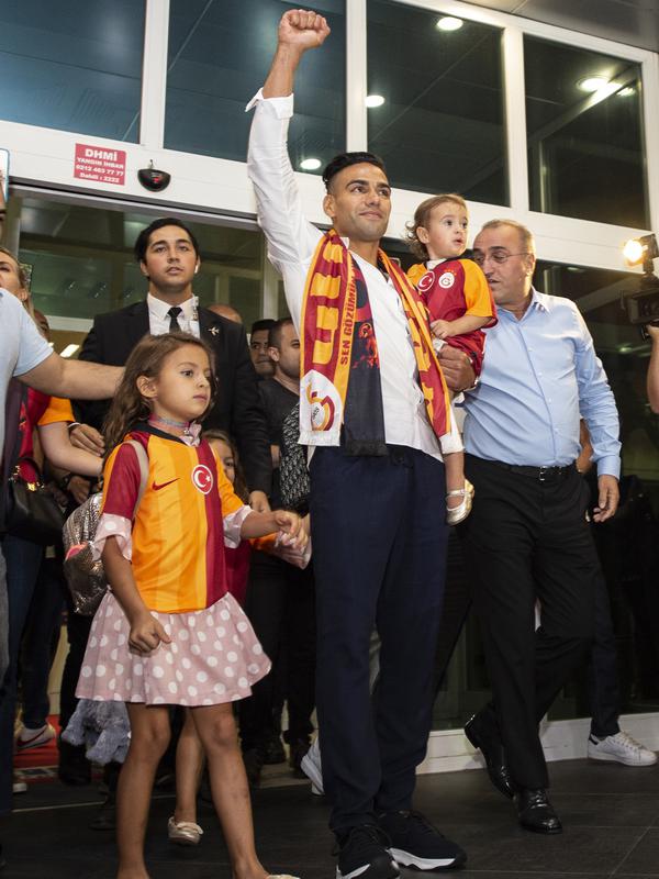 Striker Kolombia Radamel Falcao menyapa para suporter Galatasaray saat tiba di Bandara Ataturk di Istanbul (1/9/2019). Mantan striker Manchester United dan Chelsea ini dikontrak Galatasaray dengan transfer senilai 50 juta poundsterling. (AFP Photo/Yasin Akgul)