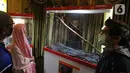 Pengunjung melihat-lihat benda saat Pameran Artefak Rasulullah dan Sahabat Nabi di Padepokan Welas Asih, Parung, Kabupaten Bogor, Jawa Barat, Minggu  (26/7/2020). Pameran ini bertujuan sebagai syiar untuk lebih menumbuhkan kecintaan kepada Rasulullah SAW. (merdeka.com/Arie Basuki)
