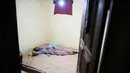 Meski sebenarnya memiliki kasur, mereka lebih memilih tidur di atas pasir karena sudah terbiasa dan menyakini khasiatnya. (AP Photo/Dita Alangkara)