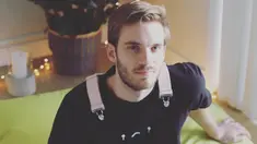 Penampilan YouTuber ternama PewDiePie ini memang selalu menjadi sorotan publi. Pasalnya, meski kerap menampilkan video kocak, pria asal Swedia ini berpenampilan cukup stylish. (Liputan6.com/IG/@pewdiepie)