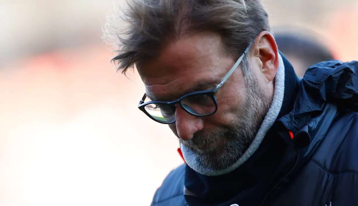 Pelatih Liverpool, Jurgen Klopp tertunduk lesu usai timnya bertanding melawan Bournemouth pada lanjutan Liga Inggris  di Stadion Vitality, Inggris (4/12). Sempat unggul 2-0 di babak pertama, Liverpool kalah 4-3 atas Bournemouth. (Reuters/Eddie Keogh)