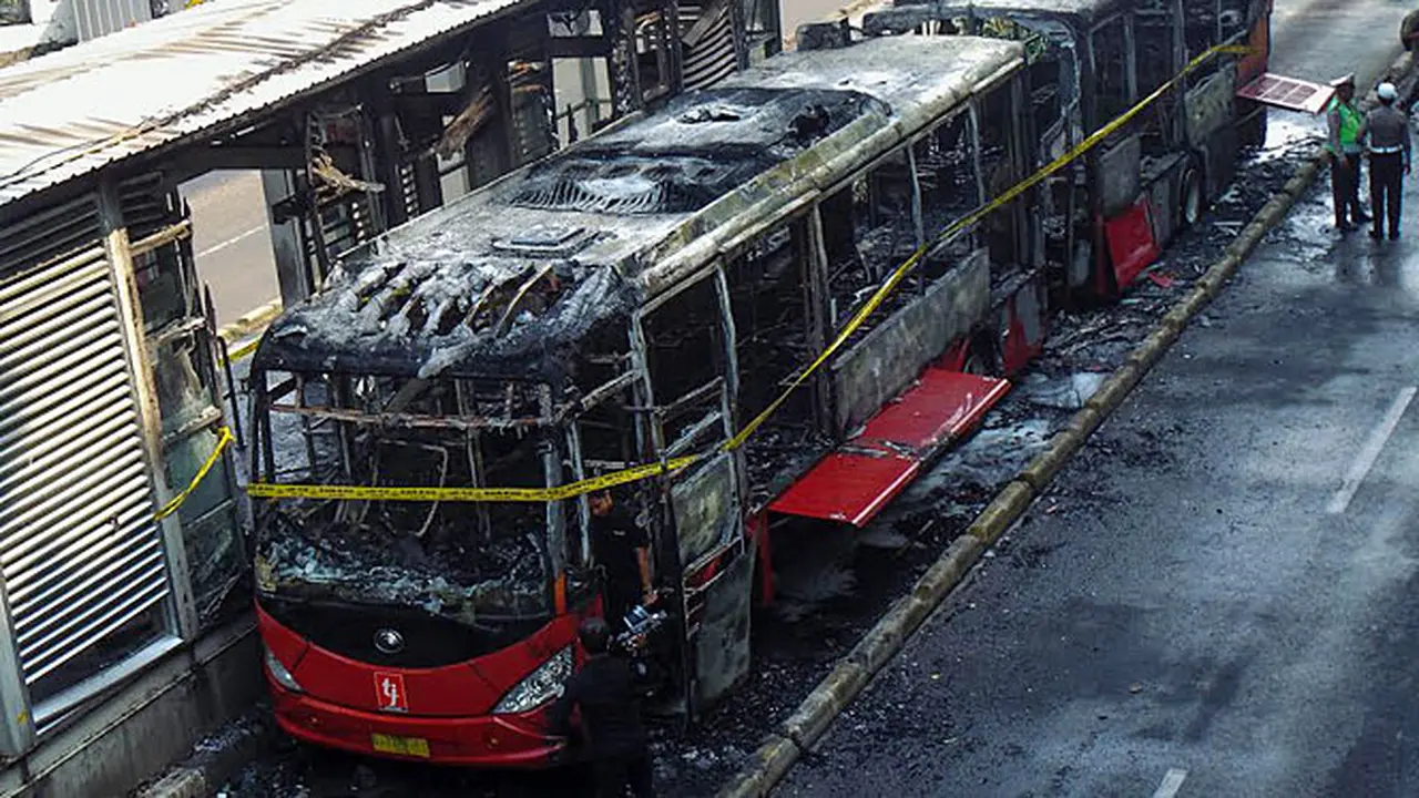 (lip6siang) Kebakaran Transjakarta_Live Icha