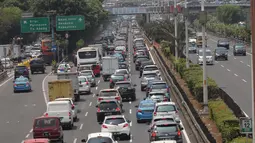 Ratusan kendaraan roda empat mengalami kemacetan ketika melintasi jalan tol Jakarta, Rabu (30/9). Jasa Marga mencatat volume kendaraan yang melewati seluruh ruas jalan tol yang dikelola BUMN Tol ini mengalami peningkatan. (Liputan6.com/Angga Yuniar)
