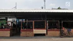 PKL eks Loksem JT 53 Pisangan Timur berjualan di tempat relokasi Pasar Enjo, Jakarta, Senin (22/10). Pasca lapak dibongkar Satpol PP Rabu pekan lalu, PKL masih enggan pindah ke tempat relokasi di parkiran Pasar Enjo. (Merdeka.com/Iqbal S. Nugroho)