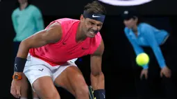 Petenis Spanyol, Rafael Nadal bereaksi saat menghadapi Dominic Thiem dari Austria pada perempat final Australia Terbuka di Melbourne, Australia, Rabu (29/1/2020). Nadal tumbang dari Dominic Thiem 6-7(3), 6-7(4), 6-4, 6-7(6). (AP Photo/Andy Wong)