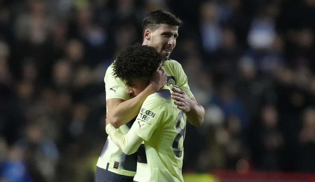 Bek Manchester City Rico Lewis dan kiper Scott Carson merayakan kemenangan atas Bristol City pada putaran ke-5 Piala FA 2022/2023 di Ashton Gate Stadium, Rabu dini hari (1/3/2023). Manchester City tanpa kesulitan berhasil mengalahkan klub divisi 2 Bristol City 3-0. (AP Photo/Kirsty Wigglesworth)