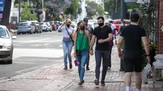 Orang-orang memakai masker mencegah COVID-19 di kawasan perniagaan Cape Town, Afrika Selatan. (Xinhua/Lyu Tianran)