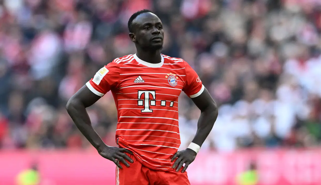 Reaksi pemain Bayern Munchen, Sadio Mane saat laga lanjutan Liga Jerman 2022/2023 melawan FC Augsburg 1907 di Allianz Arena, Jerman, 11 Maret 2023. Mane memutuskan hengkang dari Liverpool ke Munchen pada awal musim ini. Ia diboyong ke Allianz Stadium dengan harga 32 juta euro. Sayangnya, pemain berkebangsaan Senegal tersebut tak mampu bersinar seperti di Liverpool. Ia sejauh ini tercatat baru mencetak 11 gol dan 5 assist dalam 32 penampilan di semua ajang. (AFP/Christof Stache)
