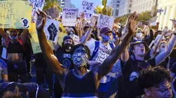 Demonstran memprotes atas kematian George Floyd di dekat Gedung Putih di Washington, AS (4/6/2020). George Floyd, seorang pria kulit hitam meninggal setelah ditahan oleh petugas kepolisian Minneapolis pada 25 Mei. (AP Photo/Evan Vucci)