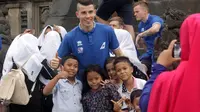 Pemain Islandia berpose dengan anak-anak Indonesia di Candi Prambanan, Senin (8/1/2018). (Bola.com/Ronald Seger Prabowo)