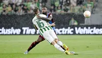 Pemain Trabzonspor, Stefano Denswil, berusaha menghadang pergerakan pemain Ferencvaros, Kristoffer Zachariassen, pada laga Liga Europa di  Groupama Arena, Jumat (9/9/2022). (Tamas Kovacs/MTI via AP)