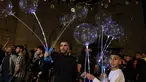 Warga Palestina menjual balon pada hari pertama bulan suci Ramadhan di luar gerbang Damaskus di Kota Tua Yerusalem, 2 April 2022. Ramadan adalah bulan suci umat Islam yang dirayakan dengan cara melaksanakan puasa selama satu bulan penuh. (Menahem KAHANA / AFP)