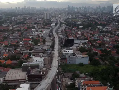 Foto aerial pembangunan jalur layang MRT di kawasan Fatmawati, Jakarta, Kamis (4/1). Progres pembangunan konstruksi moda transportasi massal MRT fase I rute Lebak Bulus-Bundaran HI mencapai 90,14% hingga bulan Desember 2017. (Liputan6.com/Arya Manggala)