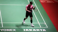 Pebulutangkis tunggal putra Indonesia, Jonatan Christie melakukan selebrasi setelah mencetak poin saat melawan pebulutangkis tunggal putra India, Lakshya Sen pada laga perempat final Indonesia Masters 2023 di Istora Senayan, Jakarta, Jumat (27/01/2023). Jojo menang dengan skor 15-21, 21-10, 21-13. (Bola.com/Bagaskara Lazuardi)
