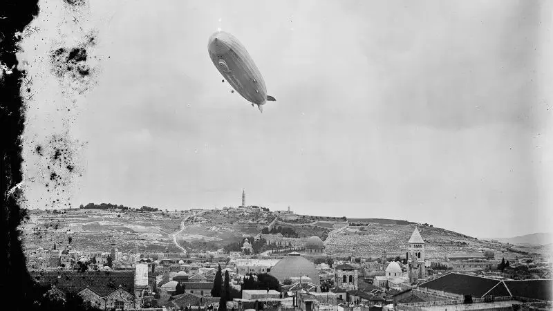 Zeppelin juga tertangkap kamera terbang di atas Yerusalem. (Library of Congress)