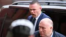Penyerang Everton Wayne Rooney tiba di pengadilan Stockport Magpenrates di Stockport, Inggris (18/9). Wayne Rooney tertangkap mengemudi sambil mabuk pada tanggal 1 September 2017. (AFP Photo/Paul Ellis)
