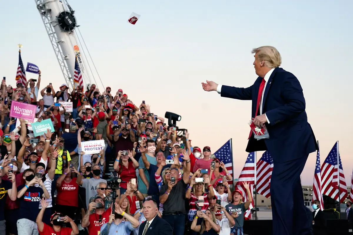 Donald Trump Lempar Masker ke Pendukung