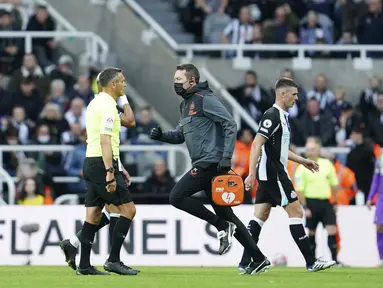 Ada satu kejadian tak mengenakkan di tengah laga Newcastle United kontra Tottenham Hotspur pada laga Liga Inggris. Pertandingan yang berlangsung sengit itu sempat dihentikan sementara karena darurat medis. (AP/Jon Super)